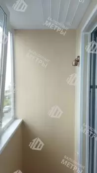 Остекление балкона с отделкой в многоквартирном доме Остекление балкона с отделкой в многоквартирном доме