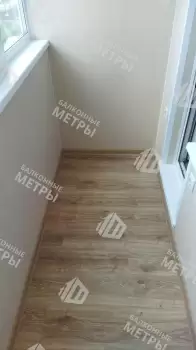 Остекление балкона с отделкой в многоквартирном доме Остекление балкона с отделкой в многоквартирном доме