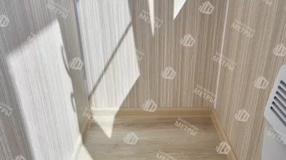 Отделка балкона МДФ с утеплением и остеклением Отделка балкона МДФ с утеплением и остеклением