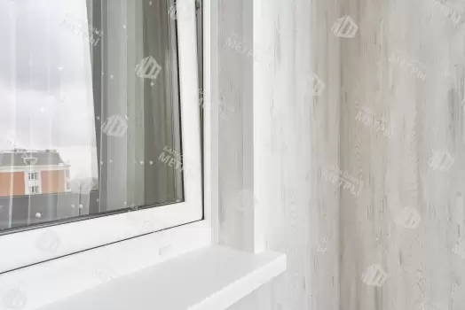 Отделка балкона МДФ панелями с эркерным остеклением Rehau Отделка балкона МДФ панелями с эркерным остеклением Rehau