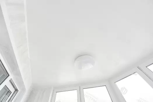 Отделка балкона МДФ панелями с эркерным остеклением Rehau Отделка балкона МДФ панелями с эркерным остеклением Rehau