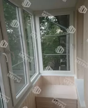 Остекление и отделка балкона деревянной вагонкой Остекление и отделка балкона деревянной вагонкой