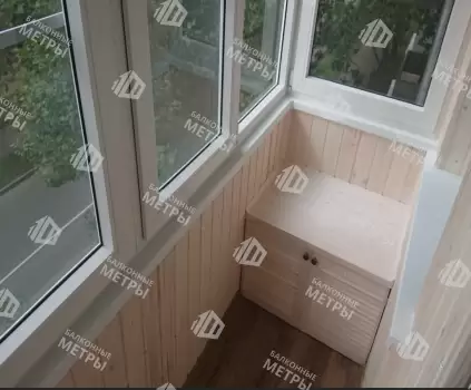 Остекление и отделка балкона деревянной вагонкой Остекление и отделка балкона деревянной вагонкой