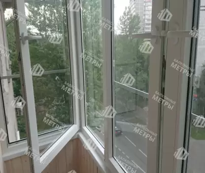 Остекление и отделка балкона деревянной вагонкой Остекление и отделка балкона деревянной вагонкой