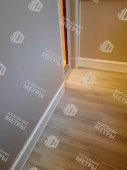 Отделка балкона панелями ПВХ и ламинат и установка кованого настенного плафона Отделка балкона панелями ПВХ и ламинат и установка кованого настенного плафона