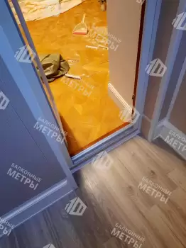 Отделка балкона панелями ПВХ и ламинат и установка кованого настенного плафона Отделка балкона панелями ПВХ и ламинат и установка кованого настенного плафона