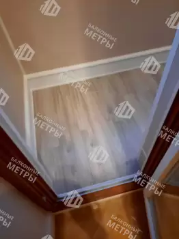 Отделка балкона панелями ПВХ и ламинат и установка кованого настенного плафона Отделка балкона панелями ПВХ и ламинат и установка кованого настенного плафона