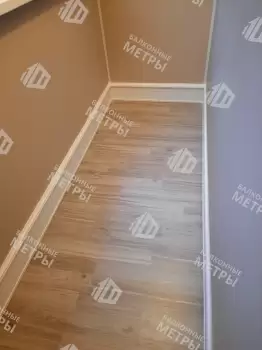 Отделка балкона панелями ПВХ и ламинат и установка кованого настенного плафона Отделка балкона панелями ПВХ и ламинат и установка кованого настенного плафона