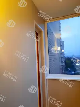 Отделка балкона панелями ПВХ и ламинат и установка кованого настенного плафона Отделка балкона панелями ПВХ и ламинат и установка кованого настенного плафона