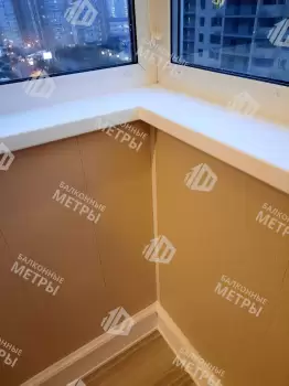 Отделка балкона панелями ПВХ и ламинат и установка кованого настенного плафона Отделка балкона панелями ПВХ и ламинат и установка кованого настенного плафона