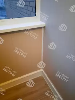 Отделка балкона панелями ПВХ и ламинат и установка кованого настенного плафона Отделка балкона панелями ПВХ и ламинат и установка кованого настенного плафона