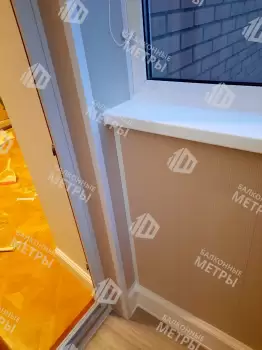 Отделка балкона панелями ПВХ и ламинат и установка кованого настенного плафона Отделка балкона панелями ПВХ и ламинат и установка кованого настенного плафона