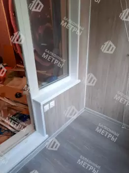 Отделка балкона под ключ ламинатом и натяжным потолком Отделка балкона под ключ ламинатом и натяжным потолком