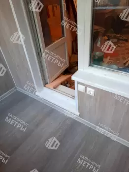 Отделка балкона под ключ ламинатом и натяжным потолком Отделка балкона под ключ ламинатом и натяжным потолком