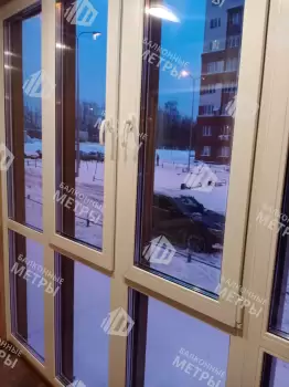 Панорамное остекление балкона и отделка ламинатом и панелями ПВХ Панорамное остекление балкона и отделка ламинатом и панелями ПВХ