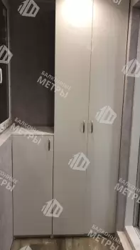 Отделка балкона гипсокартоном и ламинатом с установкой шкафа и тумбы Отделка балкона гипсокартоном и ламинатом с установкой шкафа и тумбы