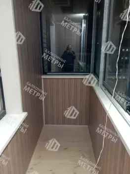 Отделка стен и потолка балкона ПВХ панелями Отделка стен и потолка балкона ПВХ панелями