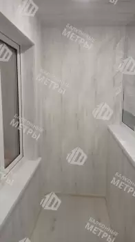 Отделка пола и потолка на балконе в кирпичном доме индивидуальной планировки Отделка пола и потолка на балконе в кирпичном доме индивидуальной планировки