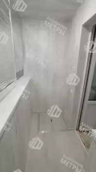 Отделка пола и потолка на балконе в кирпичном доме индивидуальной планировки Отделка пола и потолка на балконе в кирпичном доме индивидуальной планировки