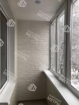 Отделка балкона декоративным камнем, ламинат и натяжной потолок