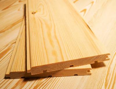 Отделка балкона деревом